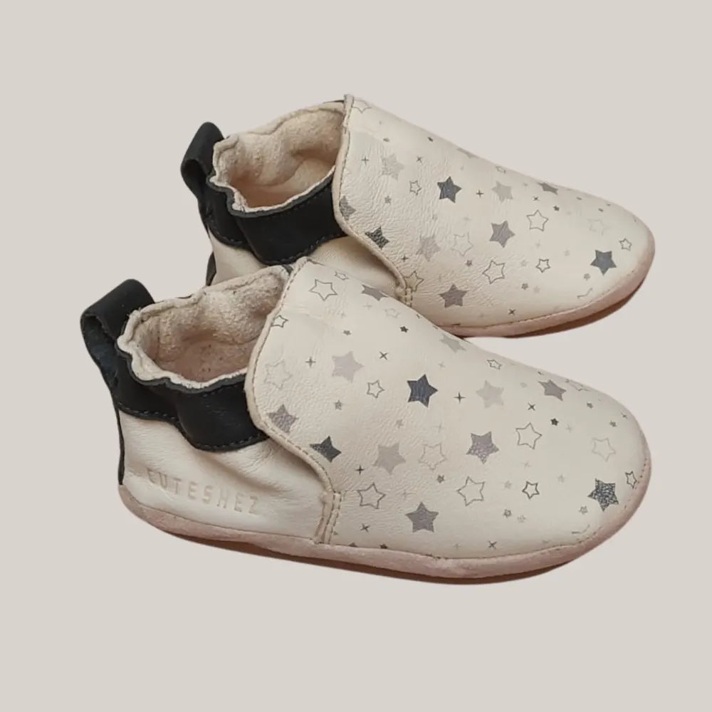 Cuteshez Patucos Bebé Piel – Estrellas Gris
