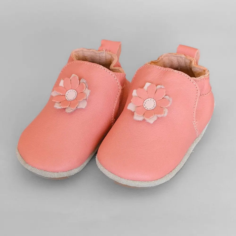 كيوتشيز خف جلدي للرضع – زهرة السلمون