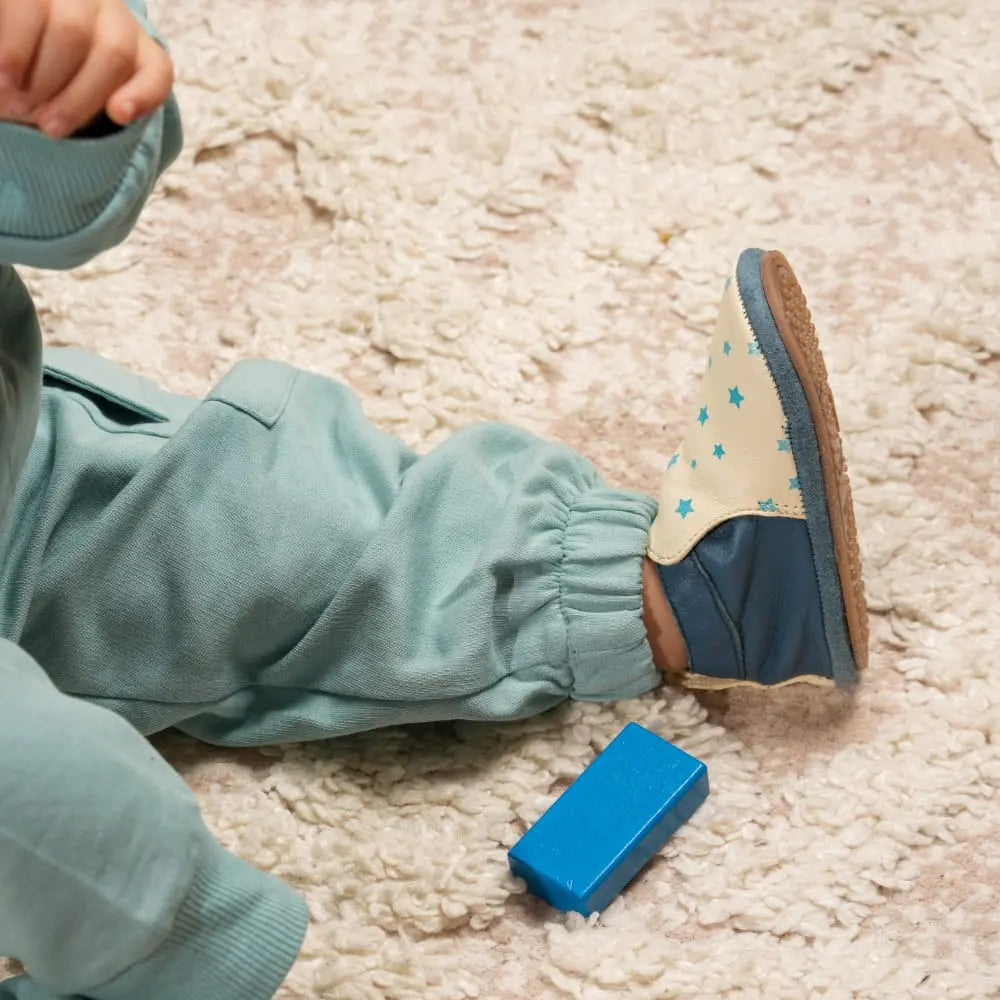 كيوتشيز خف أطفال جلدي – نجوم زرقاء