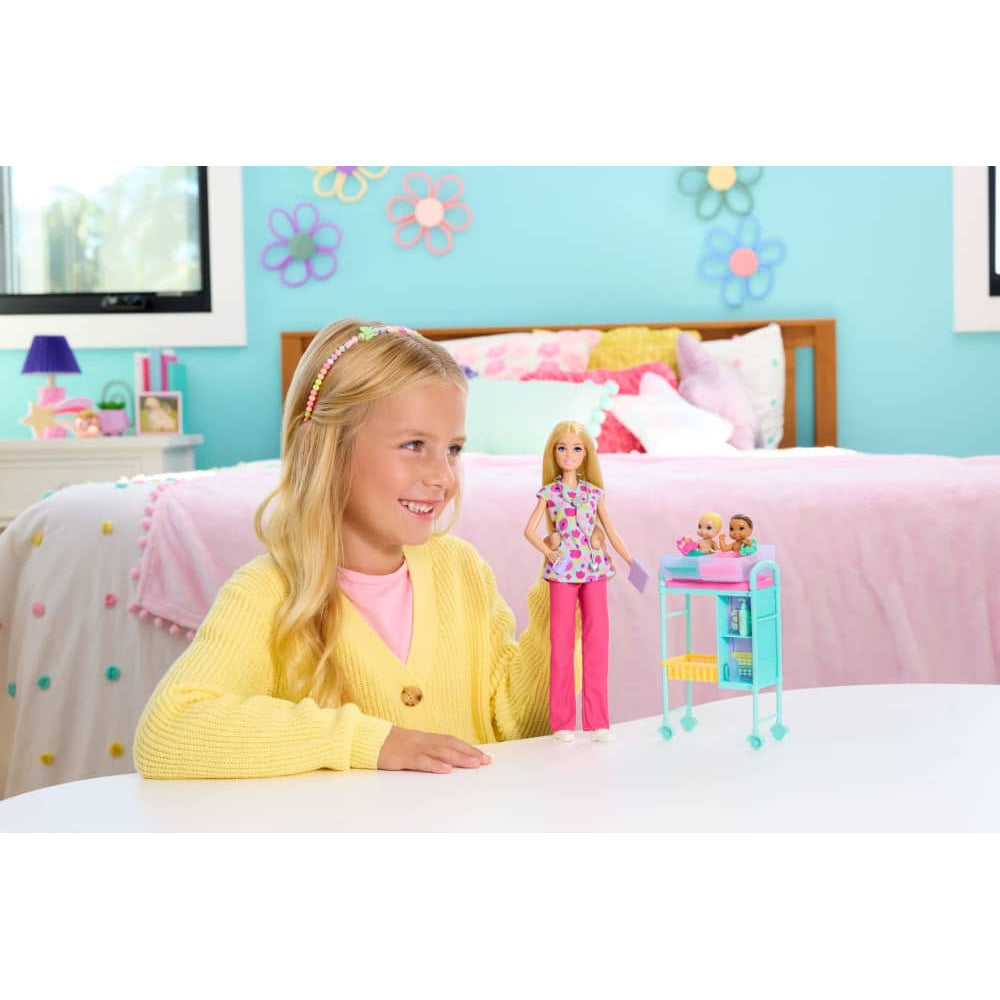 Mattel Barbie Coffret Pédiatre Poupée Blonde et 2 Bébés – 3A+