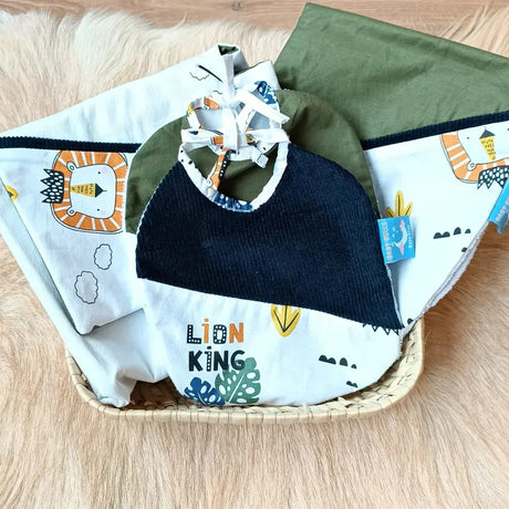 Baby Bulle Pack 2 Bavoirs ,Protège Epaule & Lange - Lion King